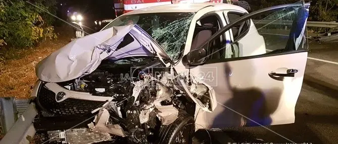 Catanzaro, violento impatto sulla statale 106: cinque feriti, due gravi (FOTO)