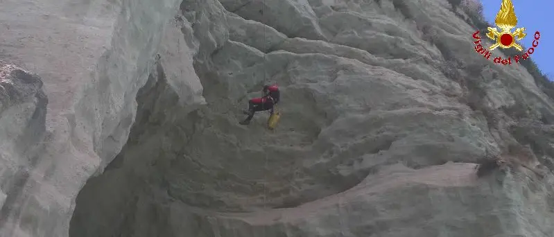 Tropea, bagnanti intrappolati nella “Grotta del palombaro”: salvati dai Vigili del fuoco