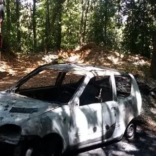 Fiamme distruggono autovettura ad Amaroni, illesa la conducente