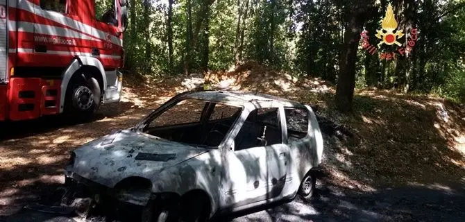 Fiamme distruggono autovettura ad Amaroni, illesa la conducente