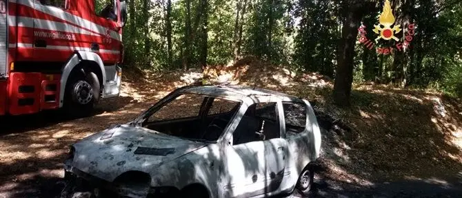 Fiamme distruggono autovettura ad Amaroni, illesa la conducente