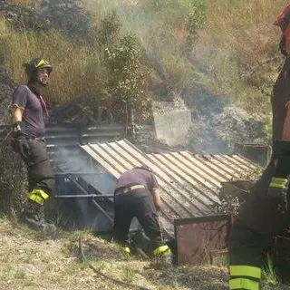 Catanzaro, incendio in via degli Svevi: completamente distrutto un box