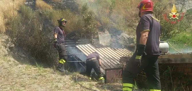 Catanzaro, incendio in via degli Svevi: completamente distrutto un box