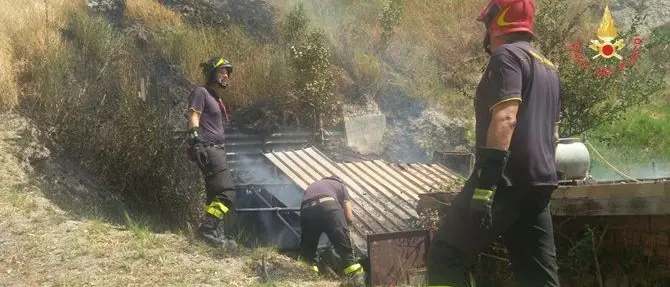 Catanzaro, incendio in via degli Svevi: completamente distrutto un box