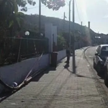 Cade palo luce su due auto, nessun ferito