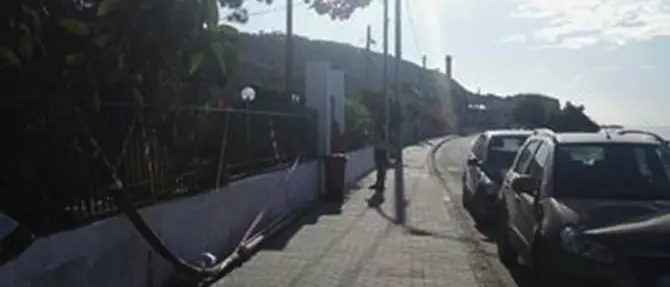 Cade palo luce su due auto, nessun ferito