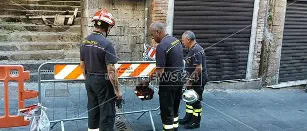 Incendio nel centro storico di Cosenza, nuovo sopralluogo dei vigili del fuoco