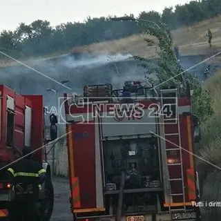 Catanzaro, incendio nella zona sud: i residenti abbandonano le abitazioni (FOTO)