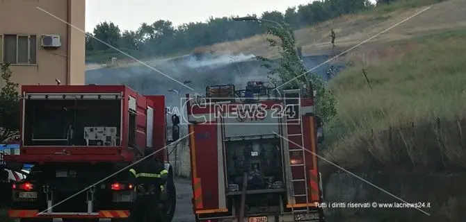 Catanzaro, incendio nella zona sud: i residenti abbandonano le abitazioni (FOTO)