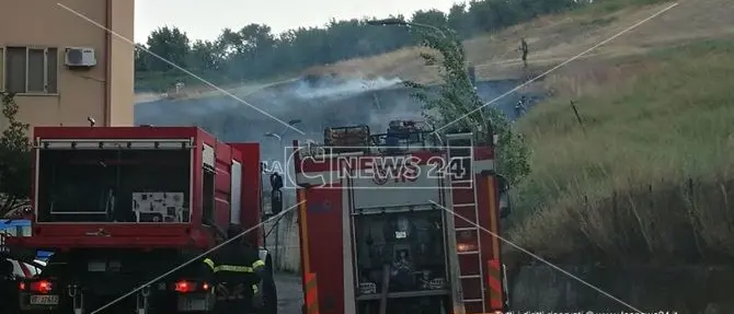 Catanzaro, incendio nella zona sud: i residenti abbandonano le abitazioni (FOTO)