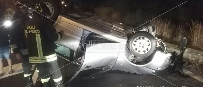 Si ribalta con l’autovettura sulla statale 106 a Satriano, un ferito