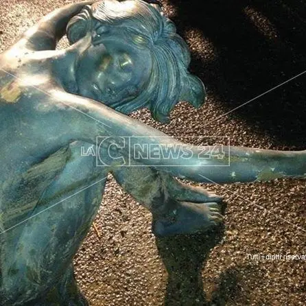 Dal lago Angitola affiora una statua di bronzo