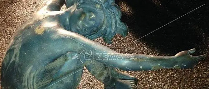 Dal lago Angitola affiora una statua di bronzo