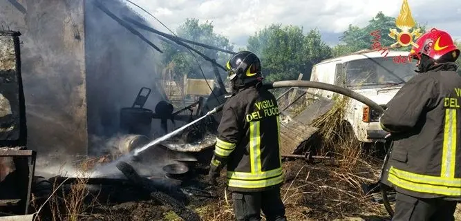 Incendio in un’abitazione estiva a Sellia Marina: nessun ferito (Foto)