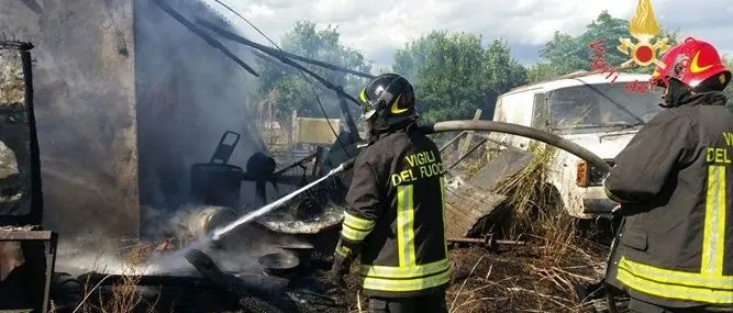 Incendio in un’abitazione estiva a Sellia Marina: nessun ferito (Foto)