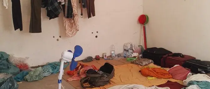 Vivevano in condizioni degradanti: sequestrata palazzina. Dieci denunce (FOTO-VIDEO)