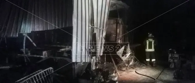 Badolato Marina, fiamme avvolgono allevamento: morti animali