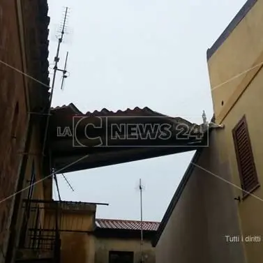 Maltempo, a Borgia tetto divelto