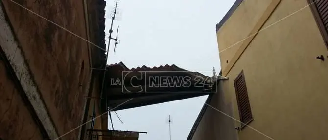 Maltempo, a Borgia tetto divelto