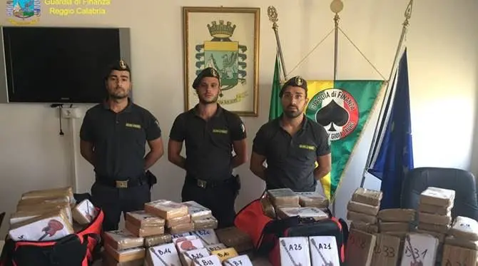 Cocaina nei sacchi del caffè, maxi-sequestro al porto di Gioia Tauro