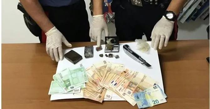 Sorpreso in auto con hashish, un arresto a Sellia Marina