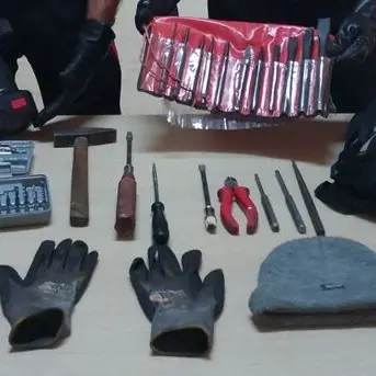 Sorpreso a rubare in appartamento, 34enne si lancia dalla finestra