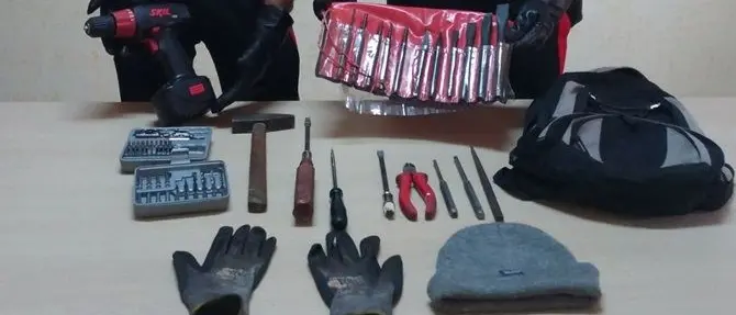 Sorpreso a rubare in appartamento, 34enne si lancia dalla finestra