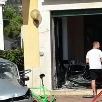 Falerna Marina: auto sfonda vetrina di un bar
