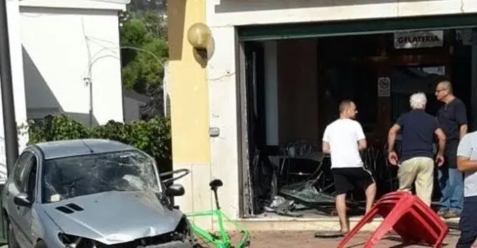 Falerna Marina: auto sfonda vetrina di un bar