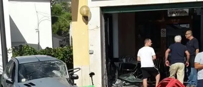 Falerna Marina: auto sfonda vetrina di un bar