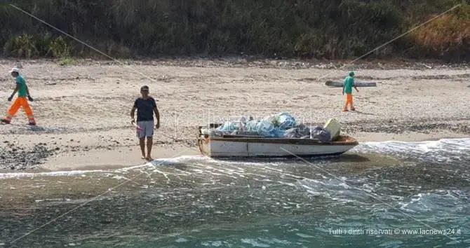 Operazione “Timpa Janca”, raccolta una tonnellata di rifiuti sulla spiaggia a Vibo Marina (VIDEO)