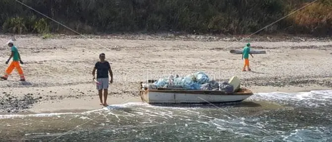 Operazione “Timpa Janca”, raccolta una tonnellata di rifiuti sulla spiaggia a Vibo Marina (VIDEO)