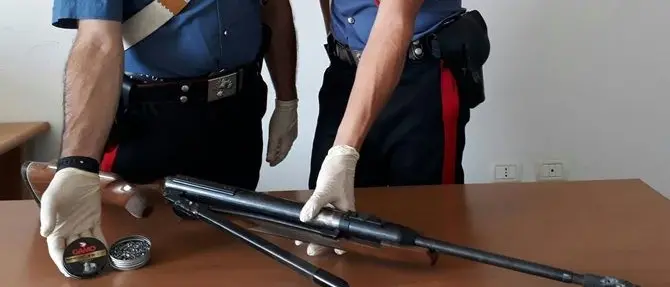 In possesso di un fucile oggetto di furto, un arresto a Sellia Marina