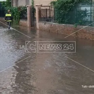 Anche Catanzaro si sveglia sotto l’acqua: allagamenti e disagi alla circolazione (FOTO)