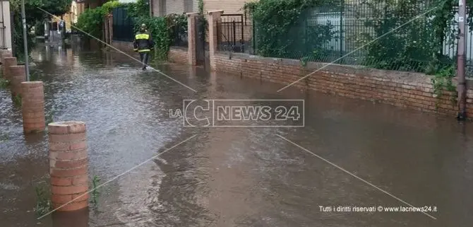 Anche Catanzaro si sveglia sotto l’acqua: allagamenti e disagi alla circolazione (FOTO)