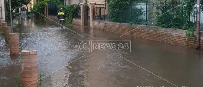 Anche Catanzaro si sveglia sotto l’acqua: allagamenti e disagi alla circolazione (FOTO)