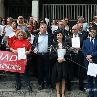 Cosenza, flash mob degli avvocati per difendere i propri diritti (INTERVISTA)