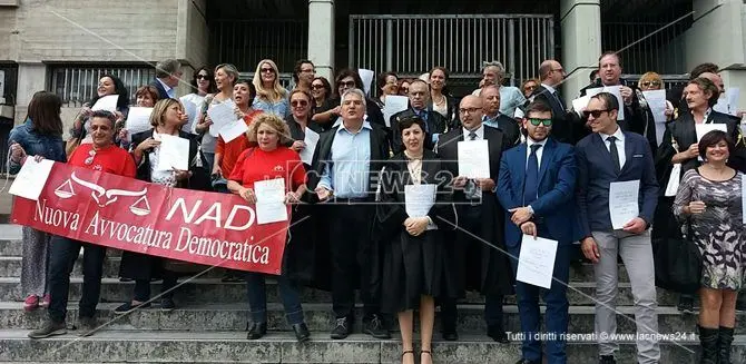 Cosenza, flash mob degli avvocati per difendere i propri diritti (INTERVISTA)