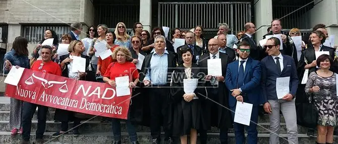 Cosenza, flash mob degli avvocati per difendere i propri diritti (INTERVISTA)