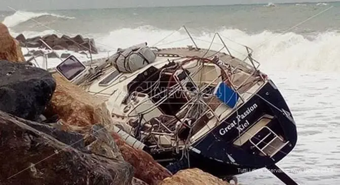 Barca contro gli scogli a Cetraro, continuano le ricerche dell'uomo disperso