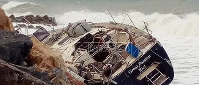 Barca contro gli scogli a Cetraro, continuano le ricerche dell'uomo disperso