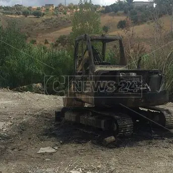 Intimidazioni, incendiato escavatore presidente Ance Cosenza