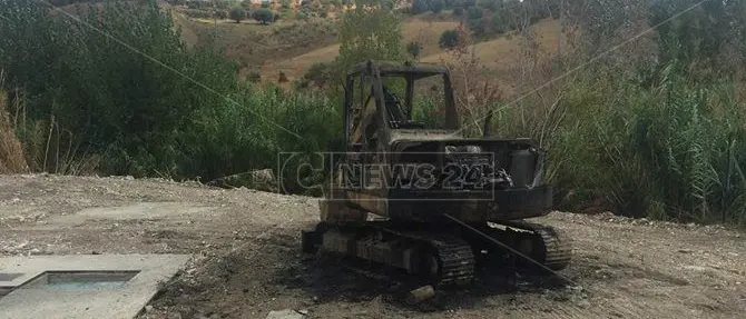 Intimidazioni, incendiato escavatore presidente Ance Cosenza