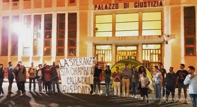 Vertenza Call&Call di Locri, continua la protesta dei lavoratori