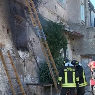Fiamme avvolgono un edificio a Botricello: magazzino distrutto (Foto)