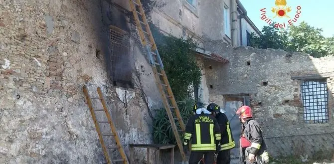 Fiamme avvolgono un edificio a Botricello: magazzino distrutto (Foto)