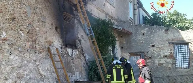 Fiamme avvolgono un edificio a Botricello: magazzino distrutto (Foto)