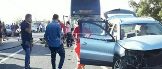 Rossano, incidente sulla strada statale 106