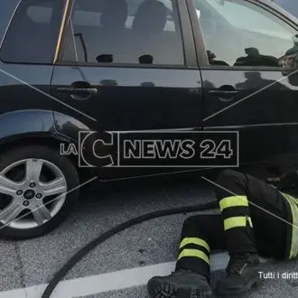 Lamezia, in fiamme un'auto nel parcheggio del centro commerciale