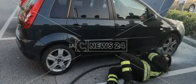 Lamezia, in fiamme un'auto nel parcheggio del centro commerciale